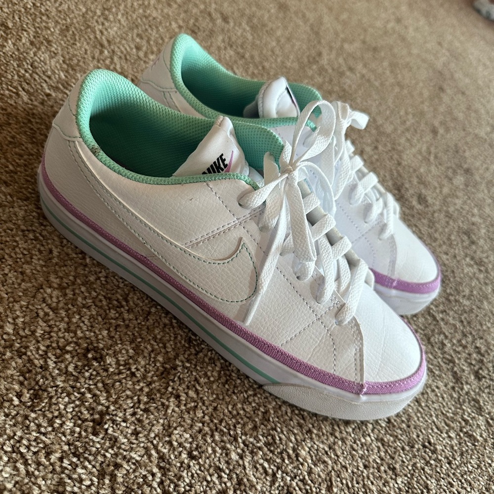 NIKE court legacy next nature